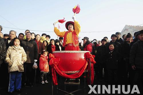 3月17日,在山东即墨市田横镇黄龙庄祭海节现场,鼓手擂鼓助威.