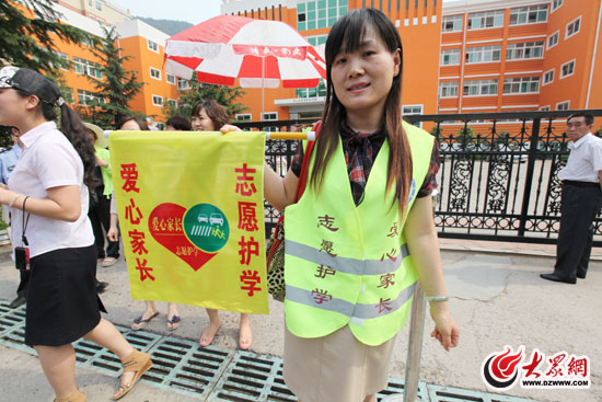 历下交警成立爱心护学队缓解交通压力