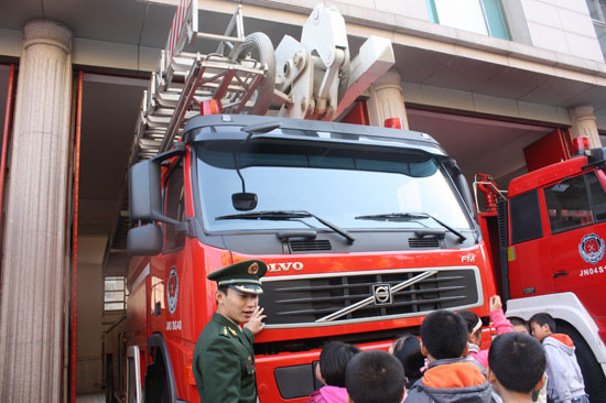 山师附小走进消防队 感受时间就是生命