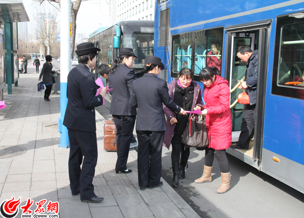 女性乘车如何防贼反扒女警现场支招