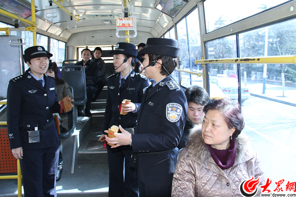 女性乘车如何防贼 反扒女警现场支招