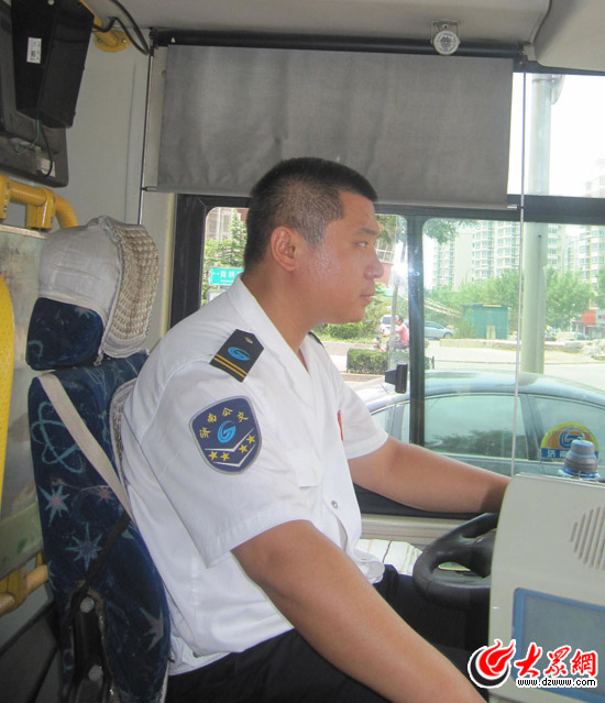 体验公交司机:天天洗桑拿 怕上厕所不喝水