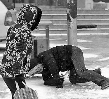 雨雪天气来临路面湿滑摔倒拉伤韧带应及时就医