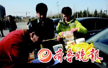 过年打车难 潍坊诸城市民组织爱心顺风车---齐