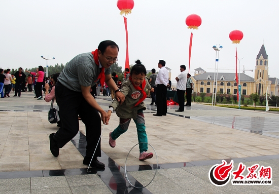 儿童节百位家长与孩子一起玩游戏 重拾童年乐