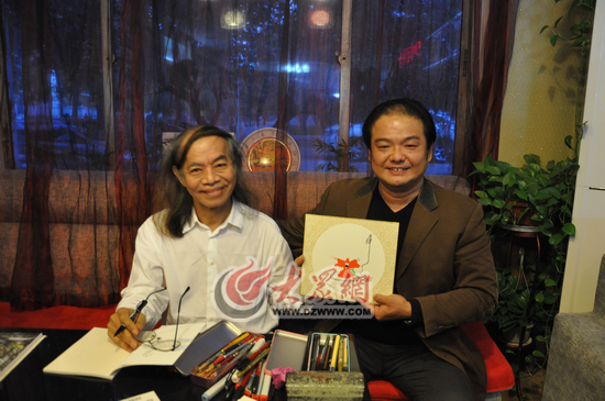 蔡志忠曲阜演讲 与青年画家孙大威互赠画作