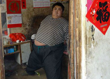 首页 山东新闻 4月14日,山东日照市22岁男子孙亮因过度肥胖住进医院