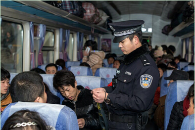 乘警长刘世雨认真核对旅客身份信息