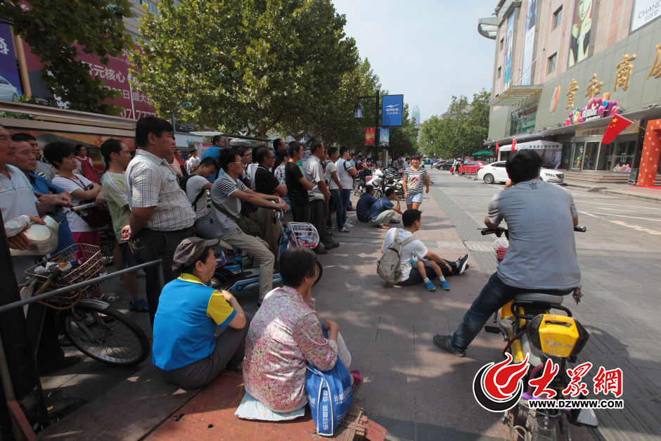 病房里、街头上 济南市民观看大阅兵直播