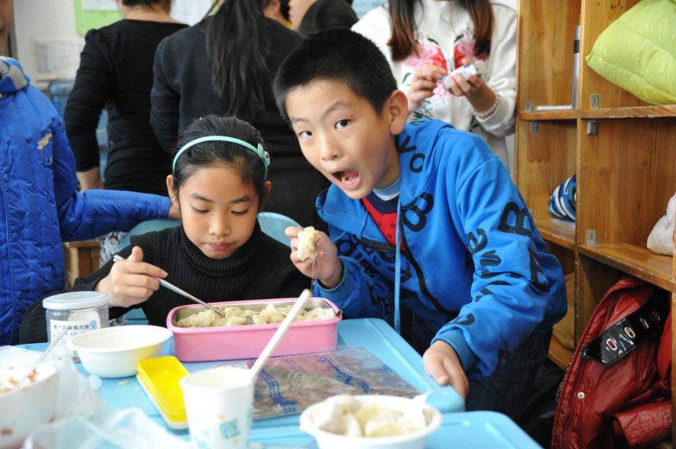 附小2011级7班 孩子们自己动手包饺子学科学