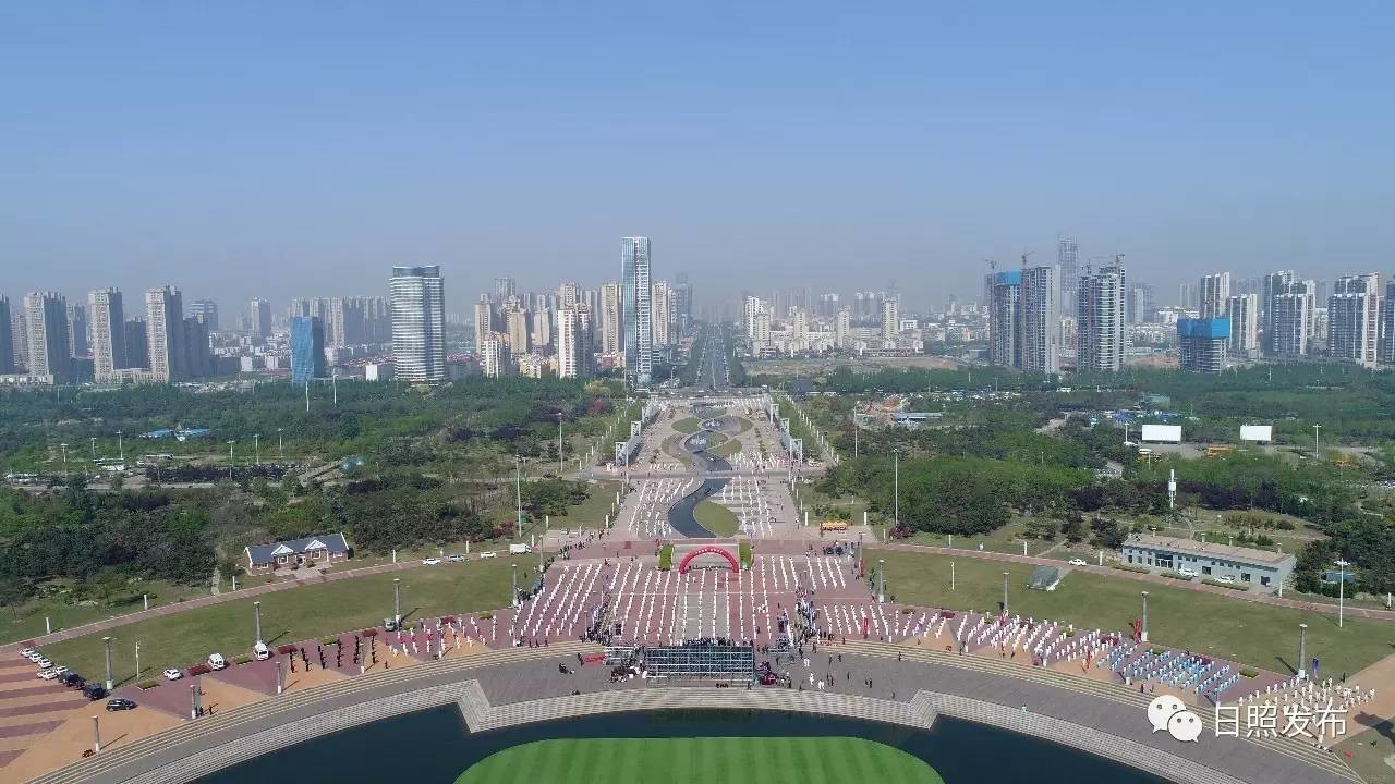 太极爱好者与全国多位著名太极宗师齐聚日照奥林匹克水上公园太阳广场