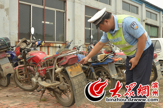 民警依法将套牌摩托车扣押大众网滨州7月18日讯(记者 孙秀利 实习记者