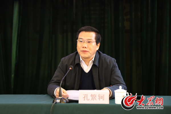 省委讲师团团长孔繁轲主持报告会.记者 王长坤 摄