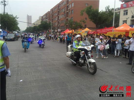 德州交警护航高考 考点外井然有序_德州