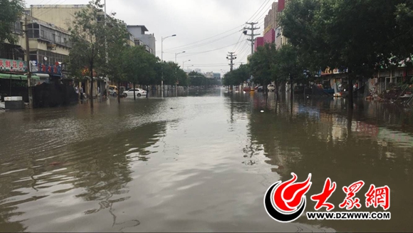 暴雨过后 菏泽市民"漂洋过海"去上班