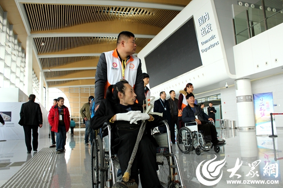 日照20位残疾人参观日照机场 体验登记流程
