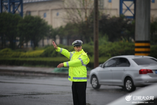 雨中执勤保畅通摄影:宋年升(3)