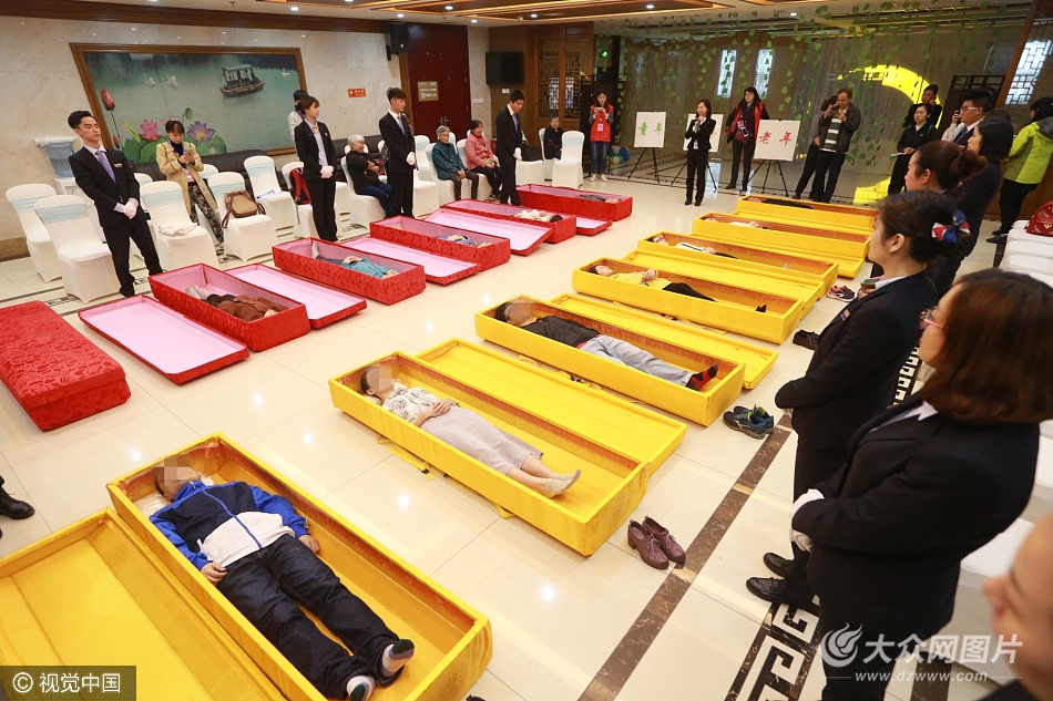 【独家】重庆:女大学生躺进棺材体验死亡 感叹"要珍惜生命"