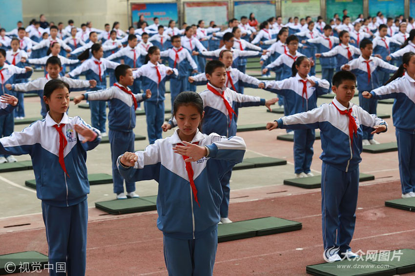 济南:小学生做戏曲广播体操 感受传统文化