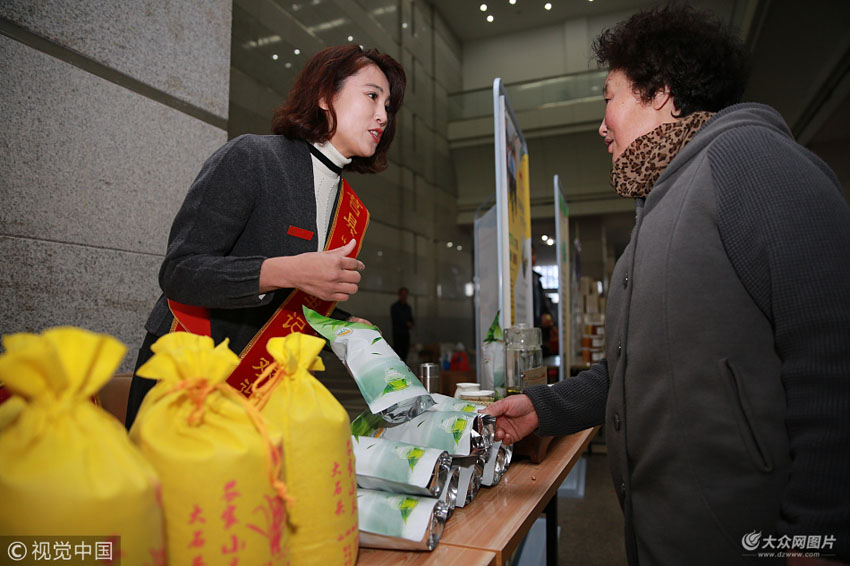 莒县峤山镇古乍石村"第一书记"钟翠娟给日照市民介绍村里种植的农产品