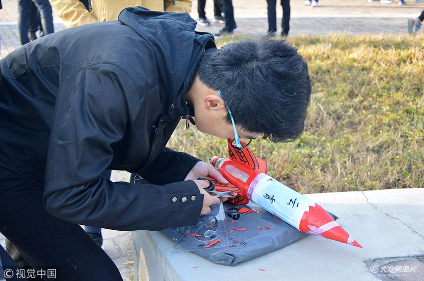 聊城:大学生自制"水火箭"要上天