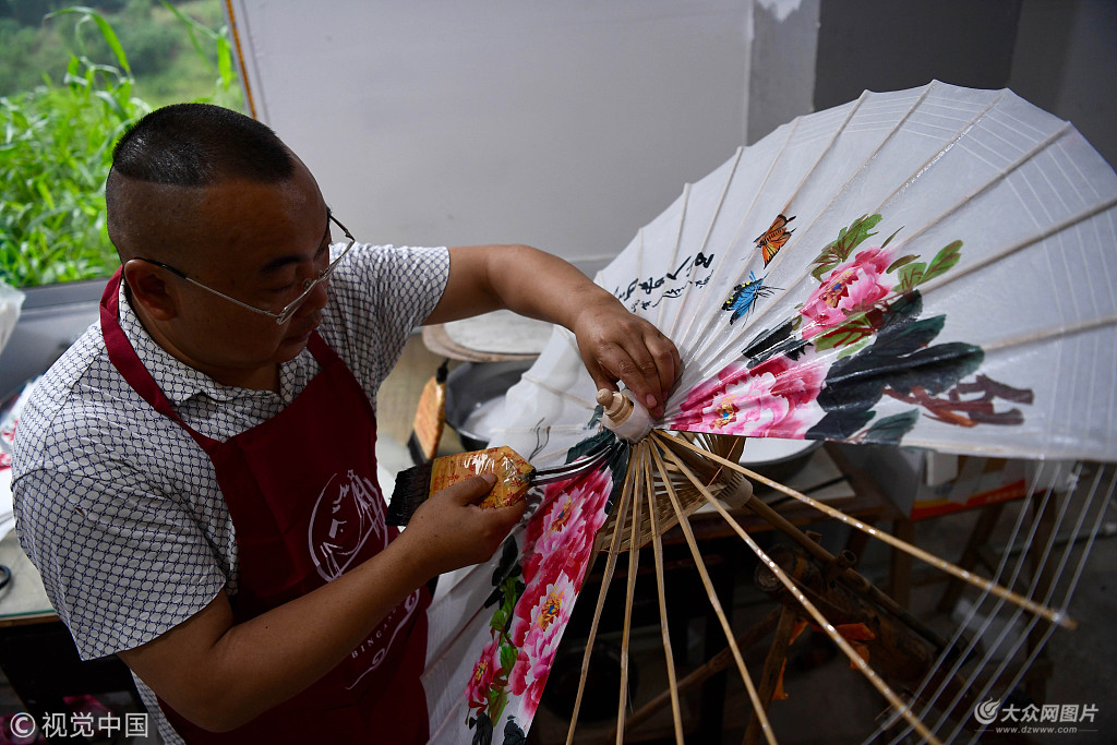 贵州黔东南:探访"非遗"油纸伞制作