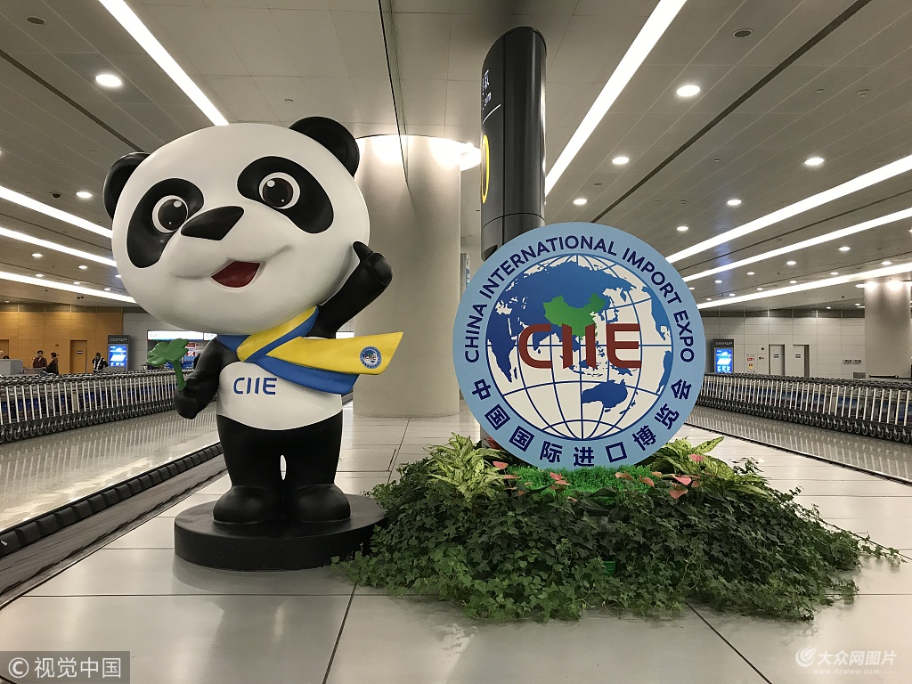 中国国际进口博览会标识和吉祥物亮相浦东机场