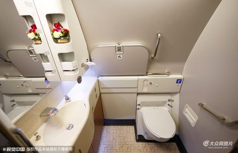 青岛实拍777豪华飞机 空姐靓美可爱头等舱座椅可当床
