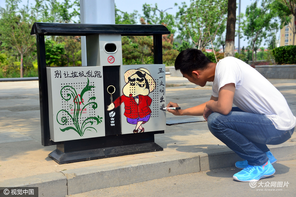 2016年4月28日,山东聊城大学美术学院大学生在校外垃圾桶上绘画创意