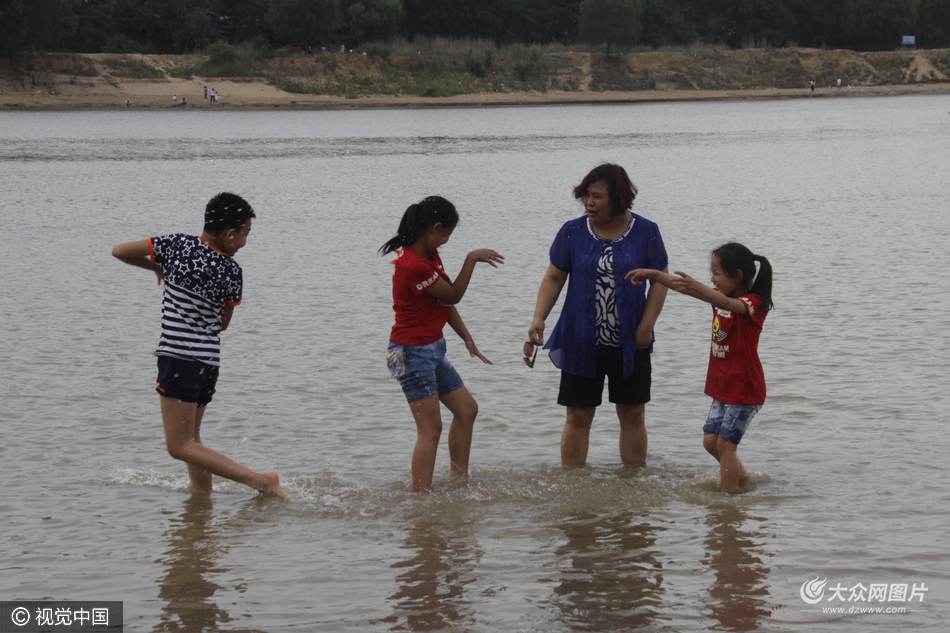 在黄河济南段泺口浮桥附近,众多孩子不惧黄河"吞人"险情,在河中戏水