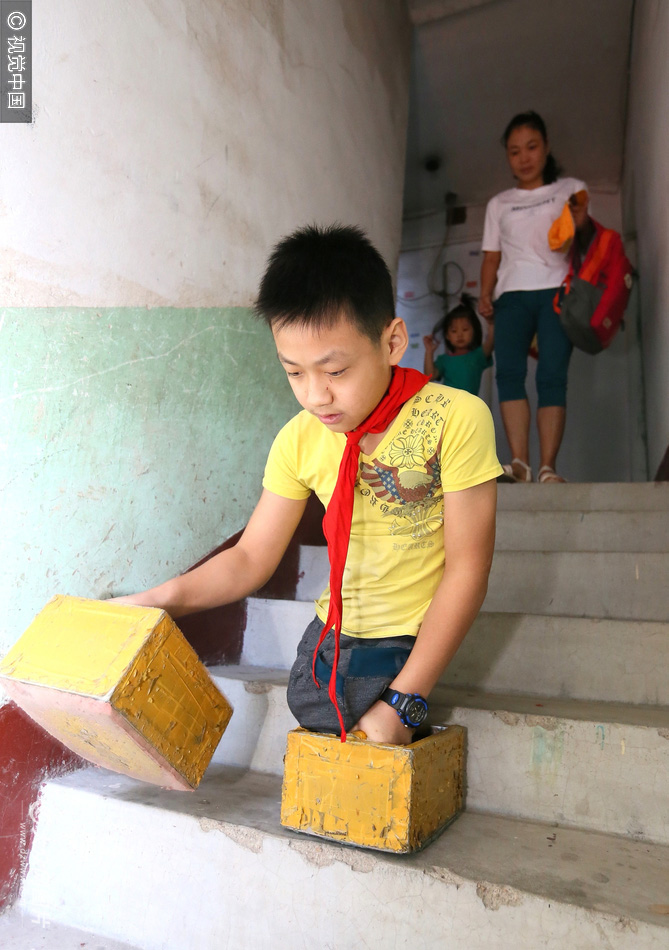 山东青岛即墨市环秀街道办事处城南小学11岁的"无腿少年"高志宇走进