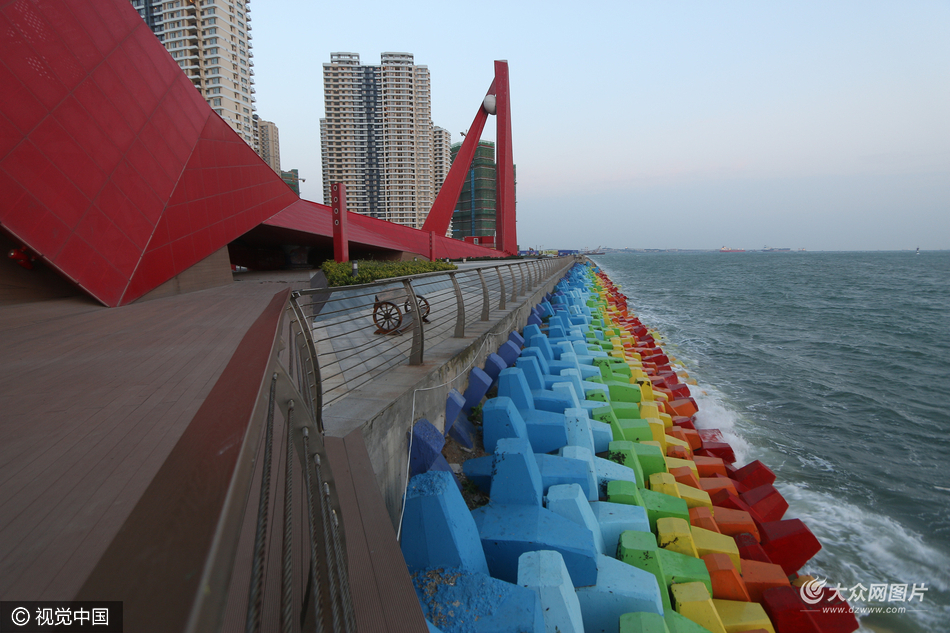 青岛现靓丽"彩虹"海堤 与市区隔海呼应