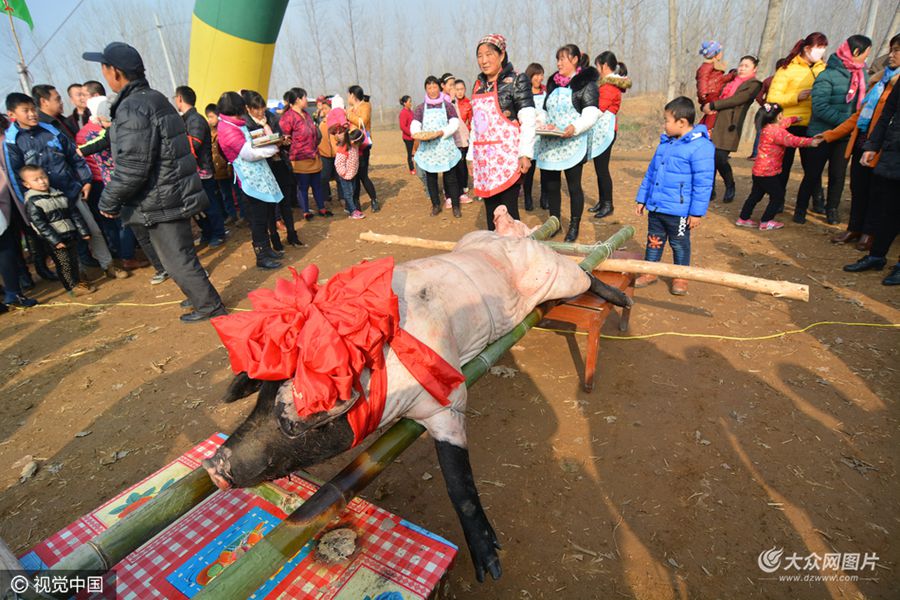 2016年12月18日,在山东省日照市莒县夏庄镇李家石岭村,用于品尝的黑猪