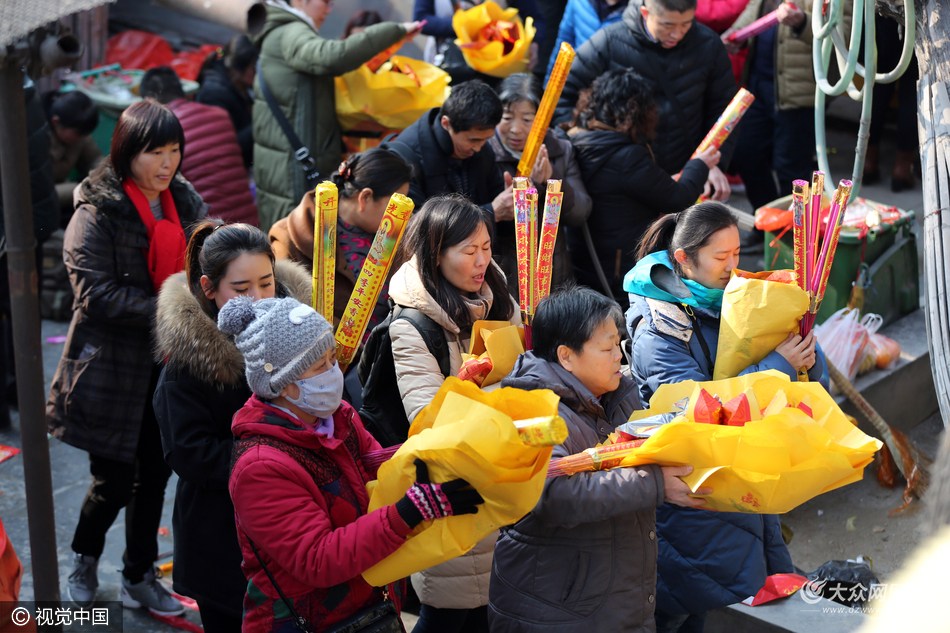 数万香客泰山烧香祈福 工作人员穿防火衣烧纸钱香烛