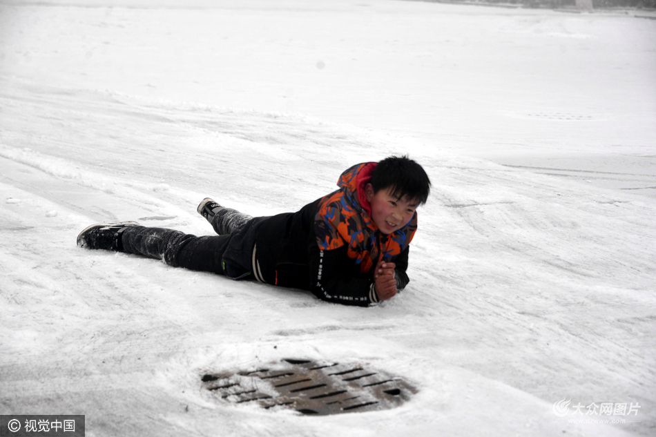 聊城:孩子们雪地里享受春雪乐趣