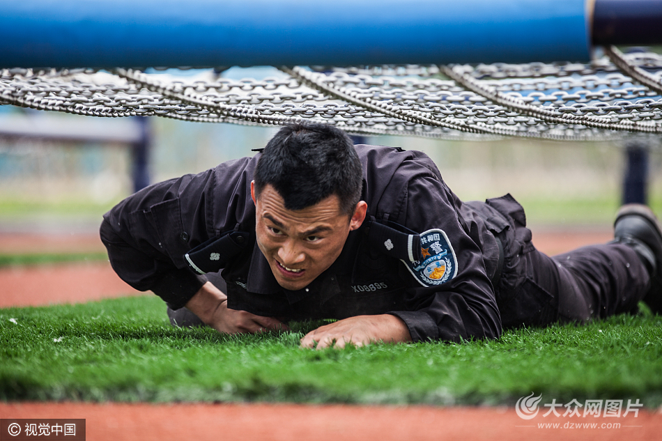 2017年5月3日,山东德州,记者走进公安训练基地体验特警训练.