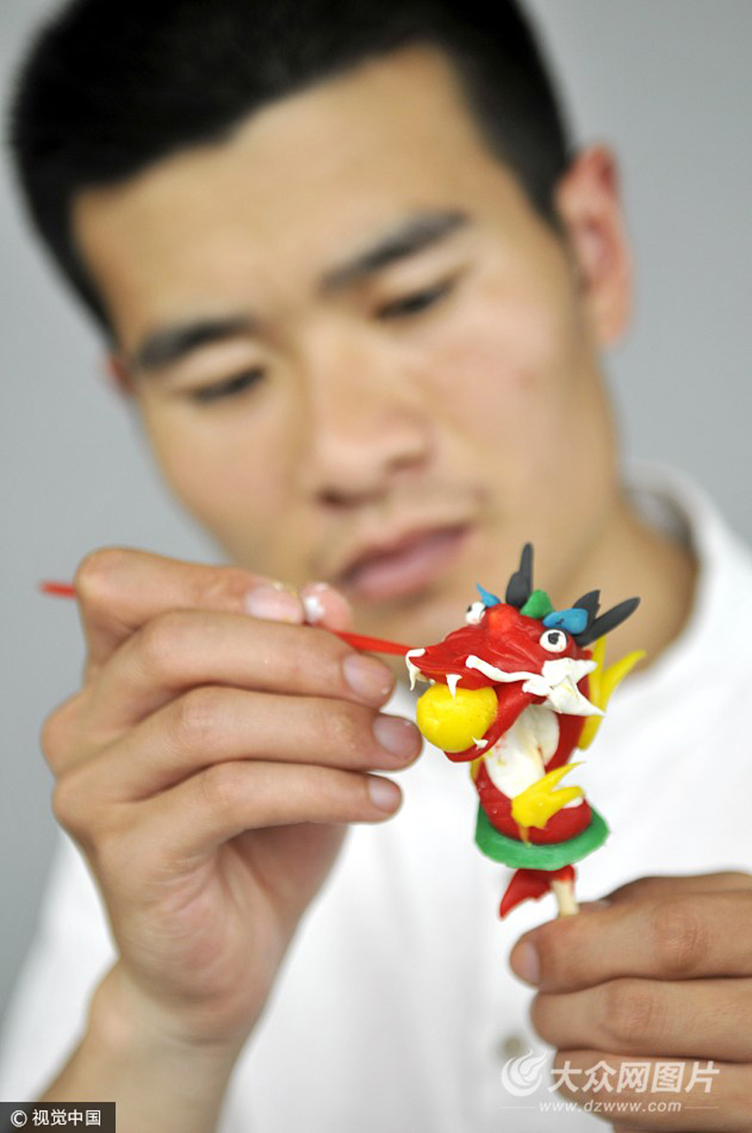 郯城县面塑传承人韩红元在创作捏制面塑作品《十二生肖》中的"龙".
