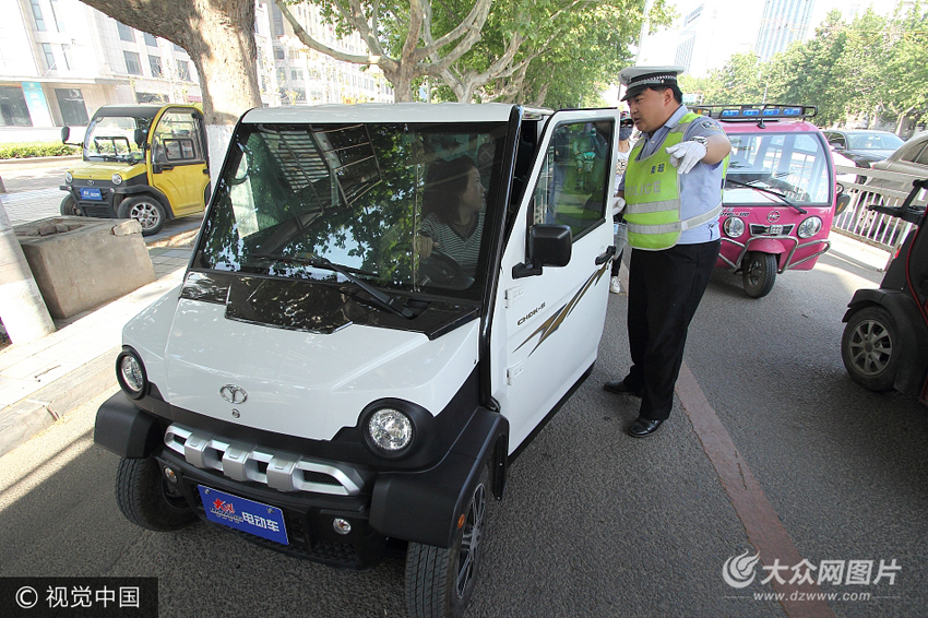 菏泽交警整治"四轮电动车" 无牌将被限行