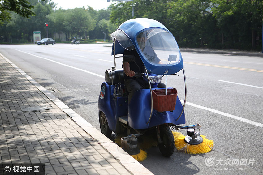 6月8日,滨州街头出现一种由电动三轮车改装而来的小型清扫车.