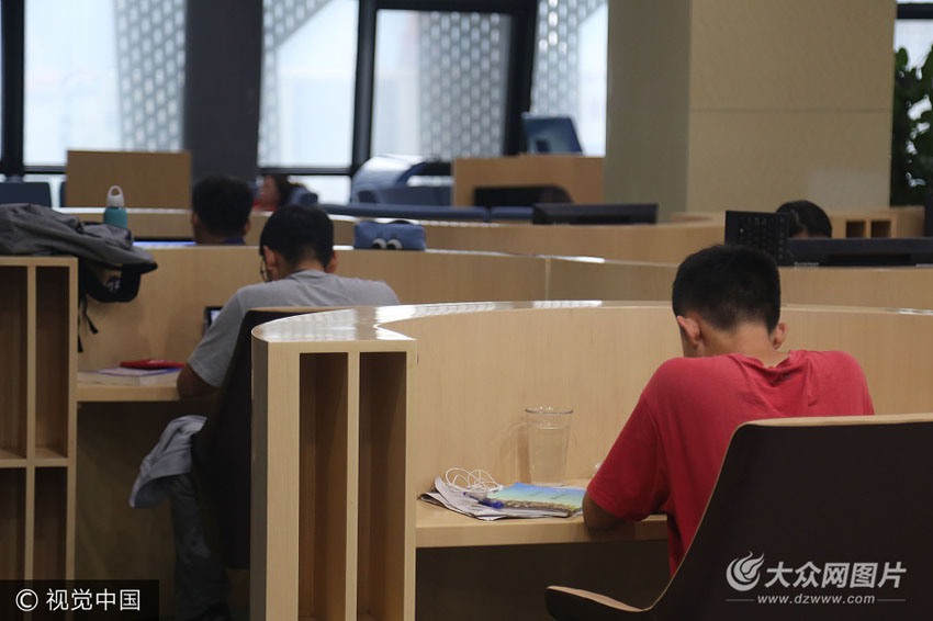 7月4日,济南学生陆续开始放暑假"书虫"扎堆济南市图书馆自习室中学习