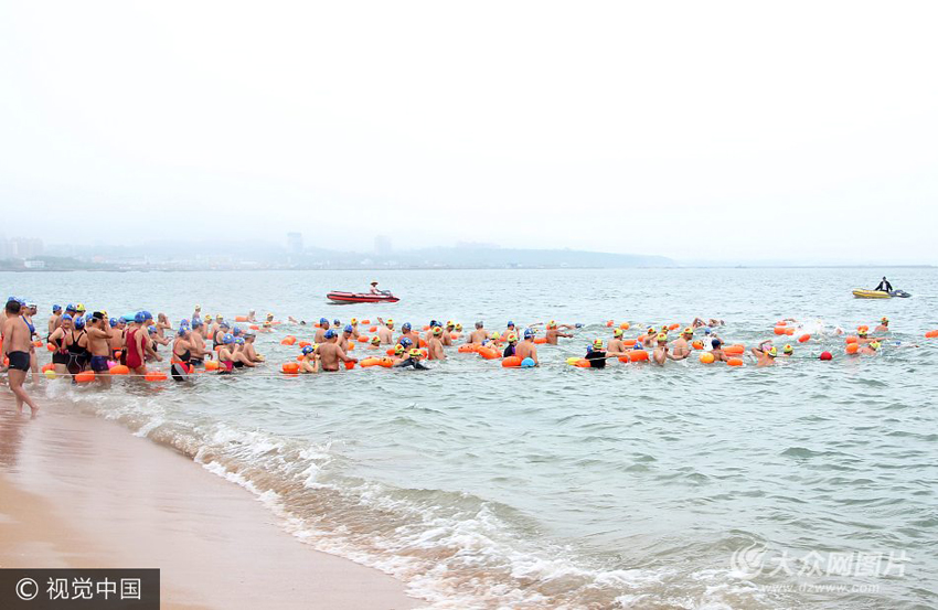 7月16日,在荣成市滨海公园海水浴场,1500米游泳比赛开始,游泳爱好者