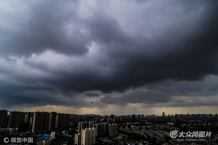 济南:天空乌云密布 如同电影特效大片