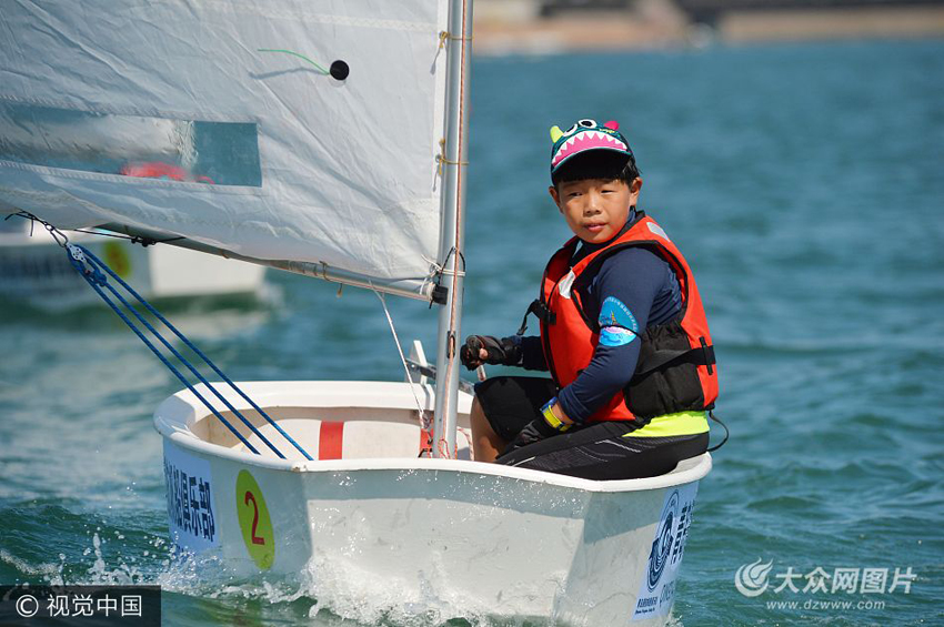 青岛小学生帆船赛:小选手乘风破浪扬帆圆梦