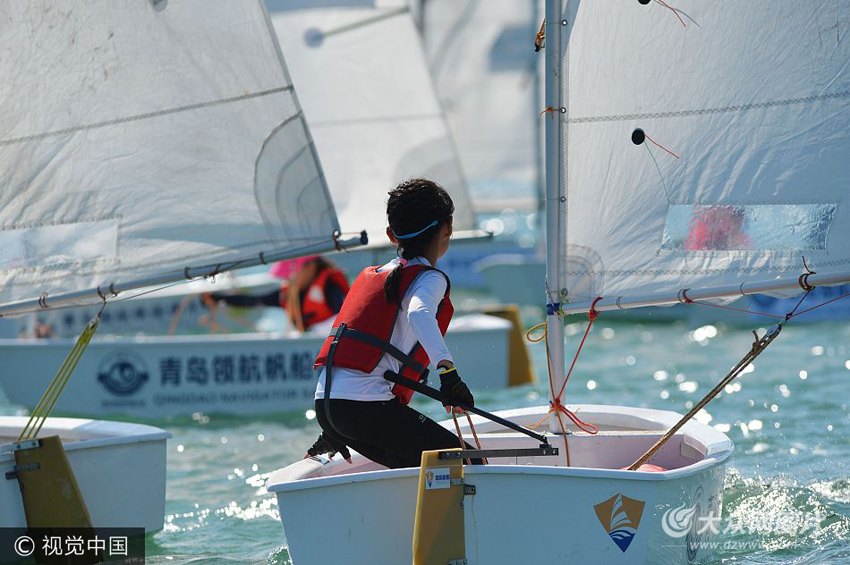 青岛小学生帆船赛:小选手乘风破浪扬帆圆梦