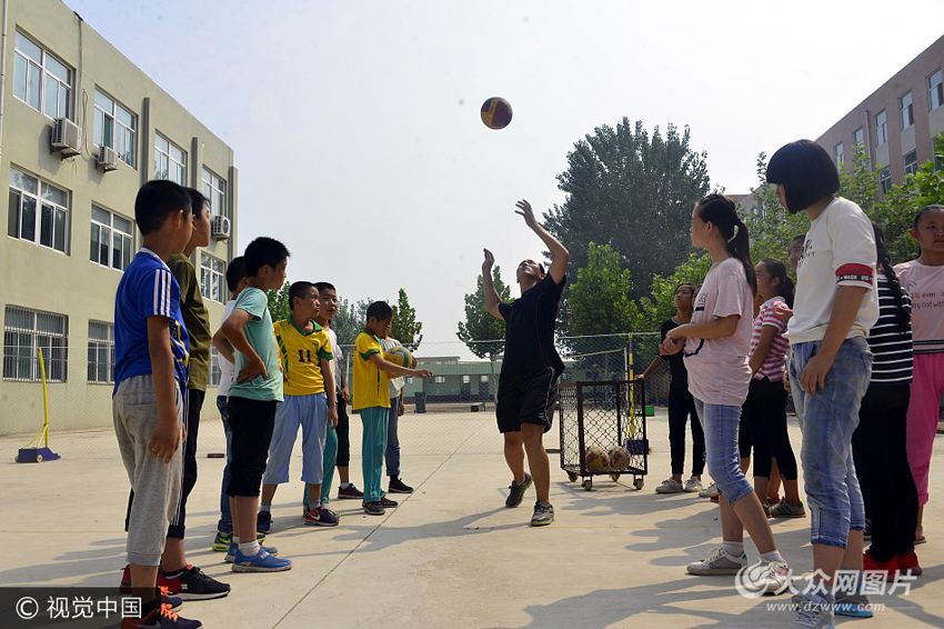 聊城:小学成立校园排球队 乡村娃忙练球