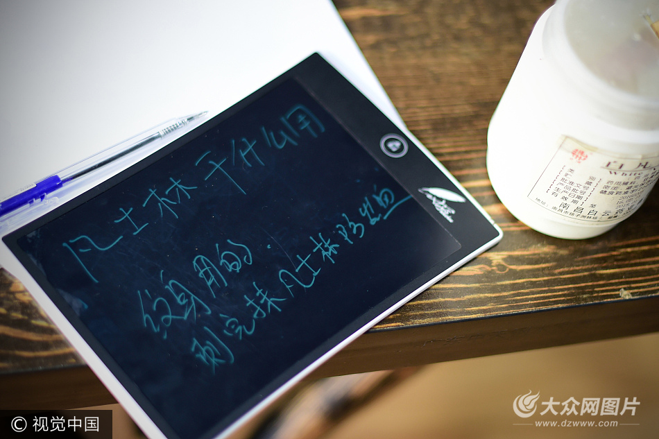 青岛聋哑夫妻开无声的文身店