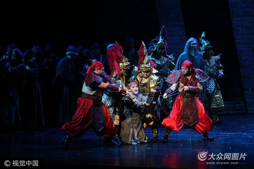 10月8日晚,青岛大剧院,中央歌剧院艺术家表演歌剧《图兰朵》.