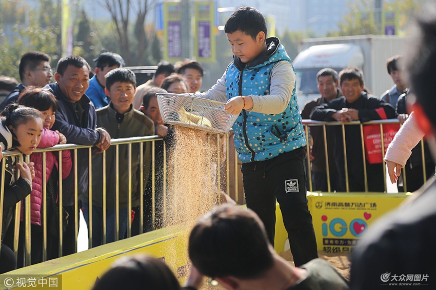 济南市民街头玩"沙里淘金" 吸引路人驻足观看