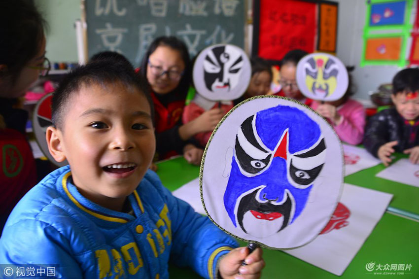 聊城:大学生走进幼儿园 带来多样京剧脸谱