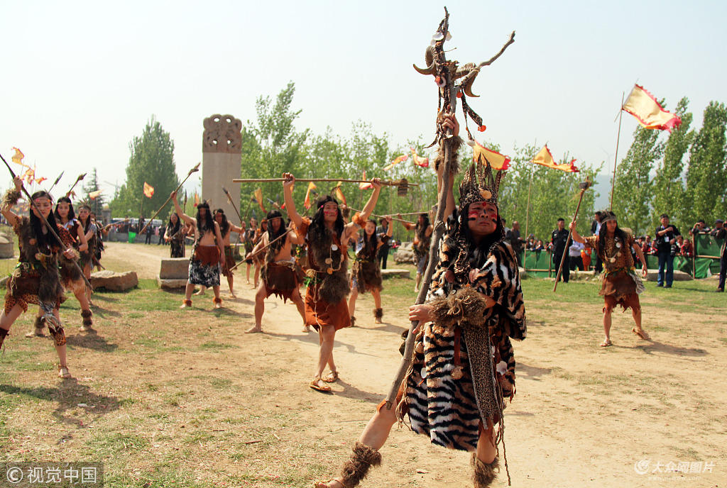 身着古代服饰的祭祀演员跳起禹步舞.